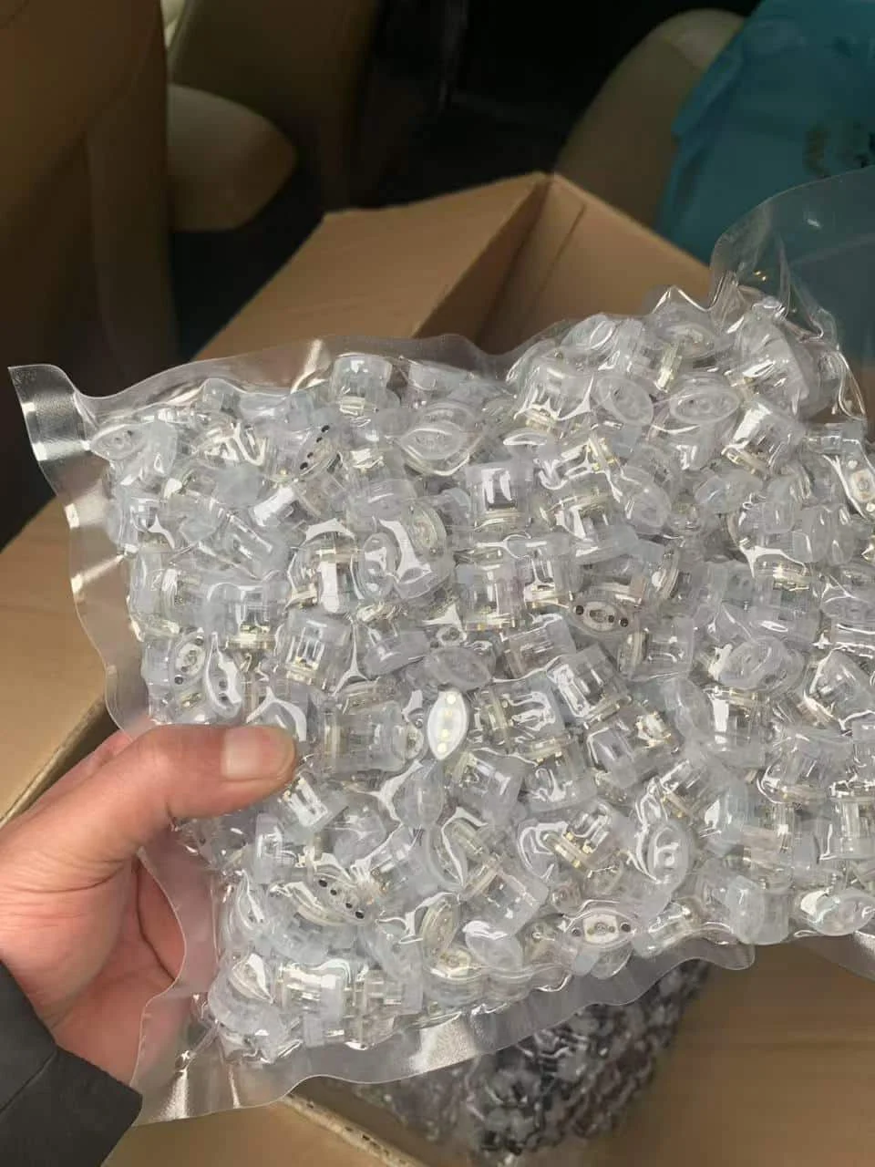 LANA 空煙彈 1代通用版形象圖-透明外殼與白底發光設計